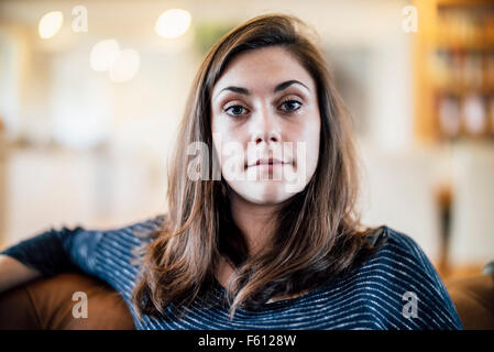 Testa e la spalla ritratto di una giovane donna di colore bianco Foto Stock