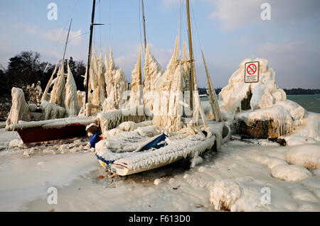 Coperti di ghiaccio barche durante il mese di febbraio 2012 Unione ondata di freddo in porto Choiseul a Versoix, Cantone di Ginevra, Svizzera Foto Stock