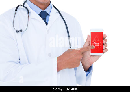 Immagine composita della sezione mediana del medico maschio puntando sul telefono cellulare Foto Stock