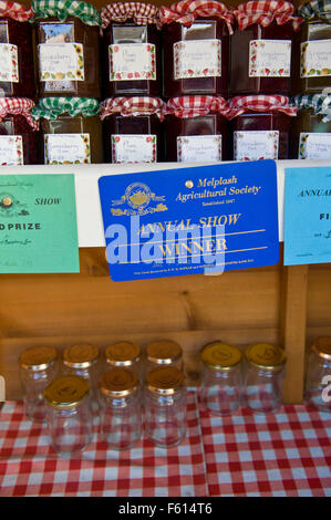 Le scorte in magazzino per il capannone dietro i bulloni sono passati da offre da 5 a 35 righe di marmellata , gelatine , mostarde , marmellate . vincitore del premio dei certificati da enti locali mostrano aggiudicato a Patricia per la sua cottura Roger e Patricia bullone nella foto a casa e fuori con il loro stallo di scones , maglieria , confetture , marmellate , jellys e vege per una funzione su nick cunard sull orlo del progetto. pix e copyright nick cunard commissione jane sherwood / Sunday Express pix Foto Stock