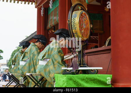 I monaci buddisti a una cerimonia di nozze a Tsurugaoka Hachimangu santuario a Kamakura, Giappone. Foto Stock