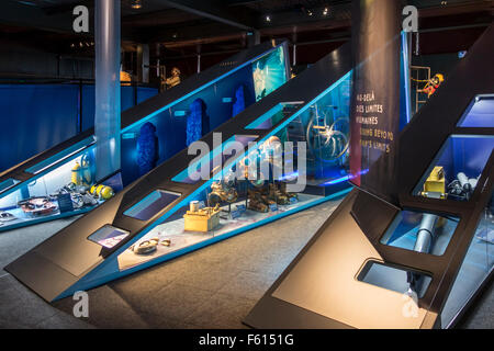 Attrezzatura per immersioni sul display alla Cité de la Mer , il museo marittimo di Cherbourg, Normandia, Francia Foto Stock