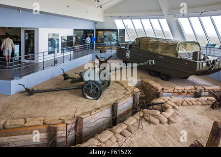 Pak tedesco 40 75 mm anti-Serbatoio di pistola e DUKW, sei ruote motrici carrello anfibio, Musée du Débarquement Utah Beach, Normandia, Francia Foto Stock