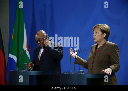 Berlino, Germania, 10 Novembre 2015: Presidente sudafricano Jacob Zuma dà press briefing affiancato da Chacellor Angela Merkel in Cancelleria tedesca. Credito: Jake Ratz/Alamy Live News Foto Stock