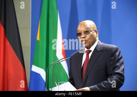 Berlino, Germania, 10 Novembre 2015: Presidente sudafricano Jacob Zuma dà press briefing affiancato da Chacellor Angela Merkel in Cancelleria tedesca. Credito: Jake Ratz/Alamy Live News Foto Stock