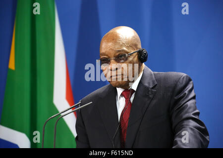 Berlino, Germania, 10 Novembre 2015: Presidente sudafricano Jacob Zuma dà press briefing affiancato da Chacellor Angela Merkel in Cancelleria tedesca. Credito: Jake Ratz/Alamy Live News Foto Stock