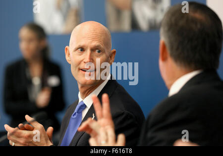 Jupiter, Florida, Stati Uniti d'America. Decimo Nov, 2015. Governatore Rick Scott durante una riunione del gabinetto a Florida Atlantic University's Honours Campus martedì 9 Novembre 10, 2015, in Giove. © Bill Ingram/Palm Beach post/ZUMA filo/Alamy Live News Foto Stock