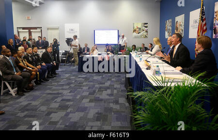 Jupiter, Florida, Stati Uniti d'America. Decimo Nov, 2015. Governatore Rick Scott, (2L) tiene una riunione del gabinetto a Florida Atlantic University's Honours Campus martedì 9 Novembre 10, 2015, in Giove. © Bill Ingram/Palm Beach post/ZUMA filo/Alamy Live News Foto Stock