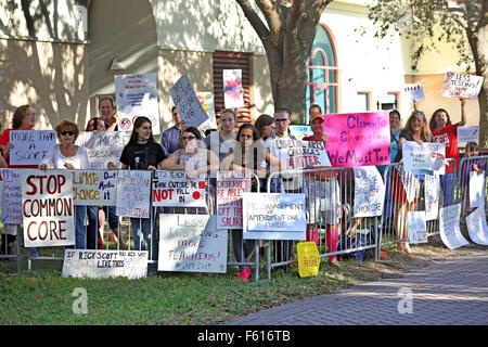 Jupiter, Florida, Stati Uniti d'America. Decimo Nov, 2015. Protesta per il dimostratore durante il governatore Rick Scott riunione del gabinetto a Florida Atlantic University's Honours Campus martedì 9 Novembre 10, 2015, in Giove. © Bill Ingram/Palm Beach post/ZUMA filo/Alamy Live News Foto Stock