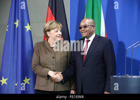 Berlino, Germania, 10 Novembre 2015: Presidente sudafricano Jacob Zuma dà press briefing affiancato da Chacellor Angela Merkel in Cancelleria tedesca. Credito: Jake Ratz/Alamy Live News Foto Stock