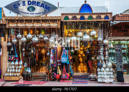 Tradizionale arabo lanterne e lampade e souvenir turistici a Dahab, Egitto. Foto Stock