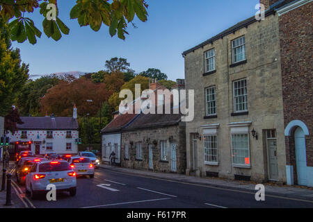 Street a Knaresborough, North Yorkshire, Inghilterra. Pub con cuori sulla parete in fondo alla strada. Foto Stock