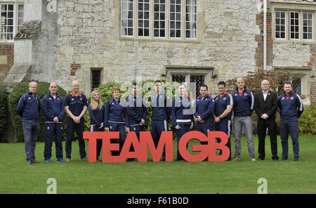 Abbazia di Bisham Marlow., Bucks, Regno Unito. 10 Novembre, 2015. (L a r) Mark Inghilterra (TeamGB chef de mission Rio 2016), Phil Scanlon (Generale Team Manager), Steve Seligman (British prestazioni di scatto direttore), Ambra Hill (Womens Skeet), Elena Allen (Womens Skeet), Ed Ling (Mens Trappola), Tim Kneale (Mens Double Trap), Jennifer Mcintosh (Womens 50m a 3 posizioni), Steve Scott (Mens Double Trap), Kevin Gill (fucile autobus), Alex Ballard (British prestazioni di scatto Operations Manager), Hamish McInnes (British CEO di scatto) e Paul Hughes (British riprese psicologo dello sport). TeamGB annuncio di shoo Foto Stock