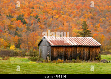 Fienile in legno su una fattoria del Vermont in autunno, Vermont VT, New England USA Foto Stock