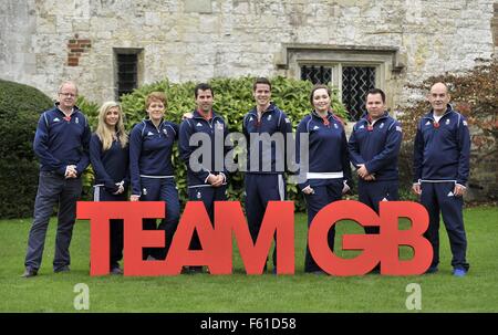 Abbazia di Bisham Marlow., Bucks, Regno Unito. 10 Novembre, 2015. (L a r) Mark Inghilterra (TeamGB chef de mission Rio 2016), Ambra Hill (Womens Skeet), Elena Allen (Womens Skeet), Ed Ling (Mens Trappola), Tim Kneale (Mens Double Trap), Jennifer Mcintosh (Womens 50m a 3 posizioni), Steve Scott (Mens Double Trap) e Phil Scanlon (Generale Team Manager). Annuncio TeamGB delle riprese di atleti per Rio 2016 Olimpiadi. Abbazia di Bisham. Marlow. Buckinghamshire. In Inghilterra. Regno Unito. 10/11/2015. Credito: Sport In immagini/Alamy Live News Foto Stock