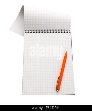 La carta a quadretti notebook isolato su bianco con penna arancione Foto Stock