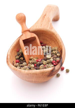 Nero, verde e pepe rosa peppe mix in cucchiaio di legno isolato su sfondo bianco intaglio Foto Stock