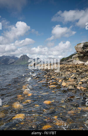 Vista verso il nero montagne Cuillin sul Loch Scavaig dalla spiaggia di Elgol sull'Isola di Skye in Scozia, Regno Unito Foto Stock