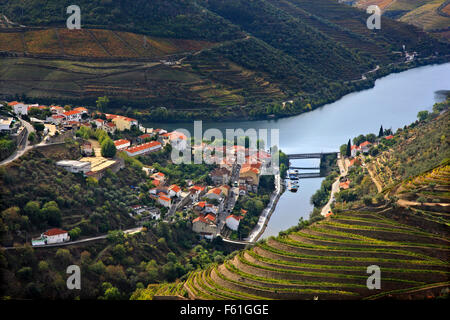 Pinhao città e il fiume Douro, nel cuore della Regione dei Vini di Alto Douro (patrimonio mondiale dell'UNESCO, il sito), Porto e Norte, Portogallo Foto Stock