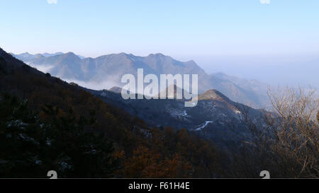 Beijing, Pechino, CHN, Cina. Decimo Nov, 2015. Pechino, Cina - 6 Novembre 2015: (solo uso editoriale. Cina OUT) prima coperto di neve montagna Yan. © SIPA Asia/ZUMA filo/Alamy Live News Foto Stock