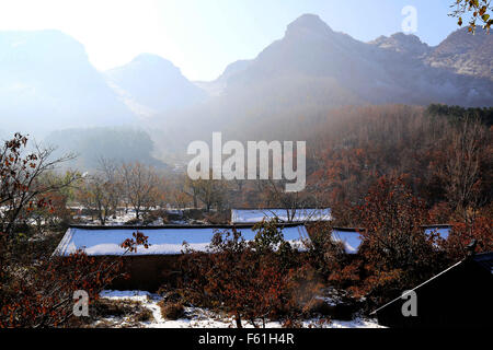 Beijing, Pechino, CHN, Cina. Decimo Nov, 2015. Pechino, Cina - 6 Novembre 2015: (solo uso editoriale. Cina OUT) prima coperto di neve montagna Yan. © SIPA Asia/ZUMA filo/Alamy Live News Foto Stock