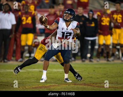 Novembre 07, 2015 a Los Angeles, CA..USC Trojans sicurezza (21) Su un Cravens affronta Arizona quarterback (12) Anu Solomon durante il gioco tra l'Arizona Wildcats e l'USC Trojans presso il Los Angeles Memorial Coliseum di Los Angeles, California..(Credito: Juan Lainez / MarinMedia / Cal Sport Media) Foto Stock