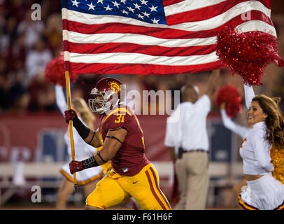 Novembre 07, 2015 a Los Angeles, CA..USC Trojans fullback (31) Soma Vainuku conduce l'USC football team sul campo che porta la bandiera di noi prima del gioco tra l'Arizona Wildcats e l'USC Trojans presso il Los Angeles Memorial Coliseum di Los Angeles, California..(Credito: Juan Lainez / MarinMedia / Cal Sport Media) Foto Stock