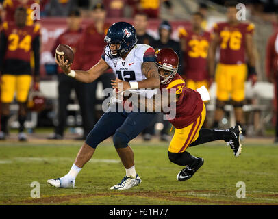 Novembre 07, 2015 a Los Angeles, CA..USC Trojans sicurezza (21) Su un Cravens affronta Arizona quarterback (12) Anu Solomon durante il gioco tra l'Arizona Wildcats e l'USC Trojans presso il Los Angeles Memorial Coliseum di Los Angeles, California..(Credito: Juan Lainez / MarinMedia / Cal Sport Media) Foto Stock