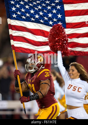 Novembre 07, 2015 a Los Angeles, CA..USC Trojans fullback (31) Soma Vainuku conduce l'USC football team sul campo che porta la bandiera di noi prima del gioco tra l'Arizona Wildcats e l'USC Trojans presso il Los Angeles Memorial Coliseum di Los Angeles, California..(Credito: Juan Lainez / MarinMedia / Cal Sport Media) Foto Stock