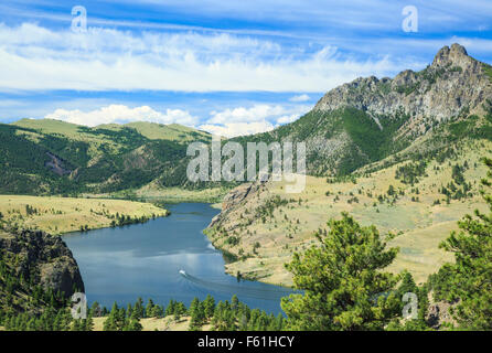 Barca sul Lago holter sotto beartooth (Sleeping Giant) montagna vicino a Wolf Creek, montana Foto Stock