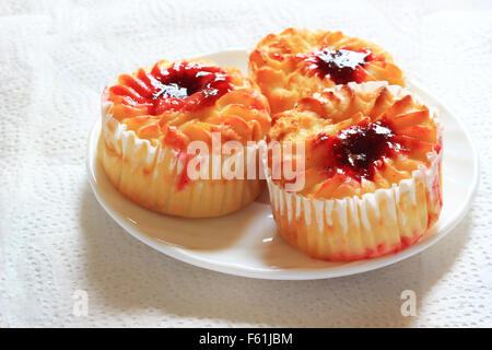 Formaggio muffin con confettura di ciliegie. Uno snack leggero Foto Stock