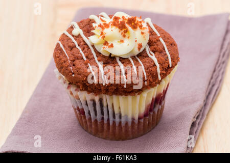 Red Velvet cupcake - studio shot Foto Stock