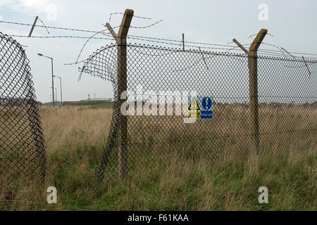 Foro nel recinto di un ex della guerra fredda stazione radar, Bawdsey traghetto, Suffolk, Regno Unito. Foto Stock