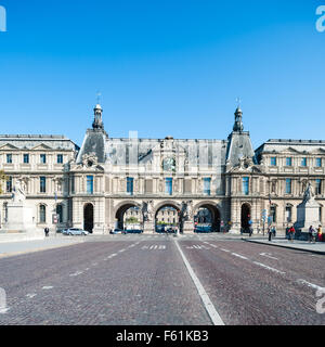 Francia, Parigi, Le Louvre Museum visto dal Pont du Carrousel Foto Stock