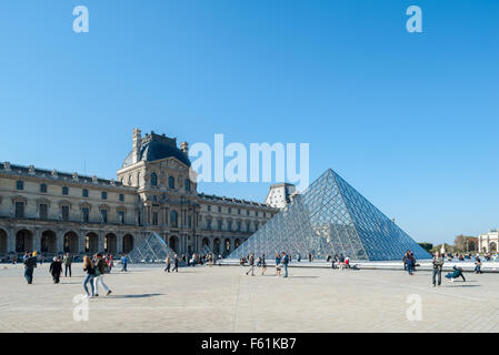 Francia, Parigi, la piramide del Louvre - cour Napoleone Foto Stock