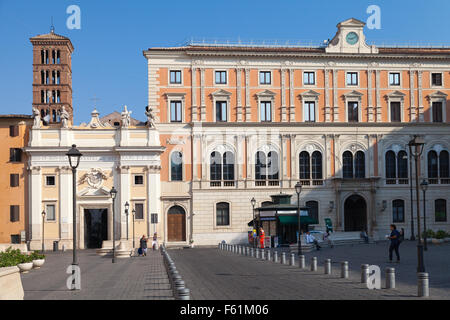 Roma, Italia - 8 Agosto 2015: Piazza di San Silvestro, street view con pochi turisti e Chiesa di San Silvestro la prima Foto Stock