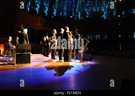 Tonhalle Düsseldorf, Germania. Il 10 novembre 2015. La Big Chris Barber Band di eseguire presso la Tonhalle. Entusiasmare il pubblico a soli pochi minuti nel loro set. Credito: Ashley Greb/Alamy Live News Foto Stock