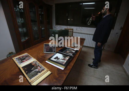 (151110) -- GAZA, nov. 10, 2015 (Xinhua) -- Un uomo palestinese ispeziona la casa del tardo leader palestinese Yasser Arafat a Gaza City il 9 novembre 10, 2015. Il movimento islamico di Hamas martedì consegnato alla casa del tardo il presidente palestinese Yasser Arafat per l' Organizzazione per la liberazione della Palestina (OLP) a Gaza dopo otto anni di controllo. (Xinhua/Yasser Qudih) Foto Stock