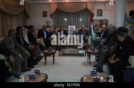 (151110) -- GAZA, nov. 10, 2015 (Xinhua) -- uomini politici palestinesi si riuniranno presso la casa del tardo leader palestinese Yasser Arafat a Gaza City il 9 novembre 10, 2015. Il movimento islamico di Hamas martedì consegnato alla casa del tardo il presidente palestinese Yasser Arafat per l' Organizzazione per la liberazione della Palestina (OLP) a Gaza dopo otto anni di controllo. (Xinhua/Yasser Qudih) Foto Stock