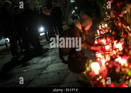 Amburgo, Germania. Decimo Nov, 2015. I residenti locali laici di fiori e candele fuori casa dell'ex cancelliere tedesco Helmut Schmidt, ad Amburgo, Germania, il 9 novembre 10, 2015. Helmut Schmidt, che ha servito come cancelliere della Germania occidentale dal 1974 al 1982, è morto all età di 96 anni nella sua casa di Amburgo il martedì pomeriggio, secondo la media tedesca. Credito: Zhang ventola/Xinhua/Alamy Live News Foto Stock