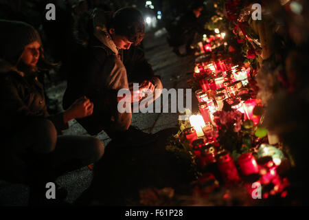 Amburgo, Germania. Decimo Nov, 2015. I residenti locali laici di fiori e candele fuori casa dell'ex cancelliere tedesco Helmut Schmidt, ad Amburgo, Germania, il 9 novembre 10, 2015. Helmut Schmidt, che ha servito come cancelliere della Germania occidentale dal 1974 al 1982, è morto all età di 96 anni nella sua casa di Amburgo il martedì pomeriggio, secondo la media tedesca. Credito: Zhang ventola/Xinhua/Alamy Live News Foto Stock