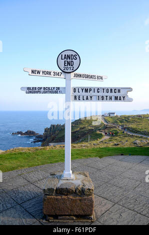 La distanza iconico segno a Lands End in Cornovaglia del giorno di inizio del viaggio della fiamma olimpica di Londra per i giochi Olymnpic Foto Stock