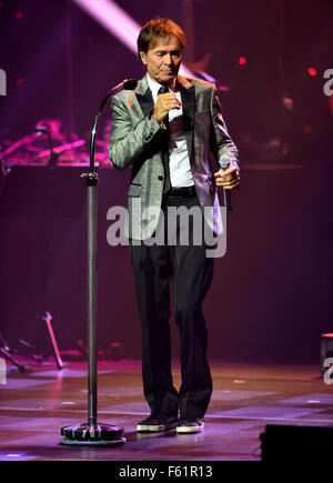 Cliff Richard esecuzione dal vivo sul palco durante la prima notte del suo settantacinquesimo compleanno tour presso la Symphony Hall dotata di: Sir Cliff Richard dove: Birmingham, Regno Unito quando: 29 Set 2015 Foto Stock