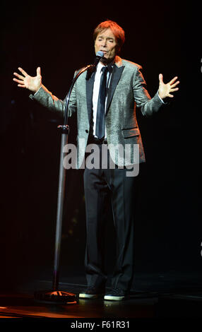 Cliff Richard esecuzione dal vivo sul palco durante la prima notte del suo settantacinquesimo compleanno tour presso la Symphony Hall dotata di: Sir Cliff Richard dove: Birmingham, Regno Unito quando: 29 Set 2015 Foto Stock