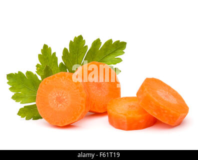 Tritate fette di carota e prezzemolo foglie di erbe ancora vita isolata su sfondo bianco intaglio Foto Stock