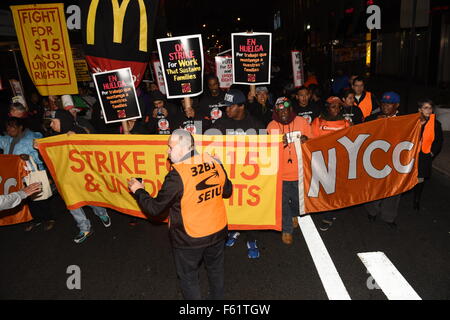 La città di New York, Stati Uniti. Decimo Nov, 2015. Gli attivisti marzo con banner da Cadman Plaza a Downtown Brooklyn. Lotta per quindici della giornata nazionale di azione è iniziata con una passeggiata di fast food i dipendenti e un rally in downtown Brooklyn dove mayor de Blasio e altri leader ha parlato. Credito: Andy Katz/Pacific Press/Alamy Live News Foto Stock