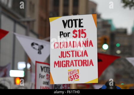 La città di New York, Stati Uniti. Decimo Nov, 2015. Lotta per quindici sign in spagnolo. Lotta per quindici della giornata nazionale di azione è iniziata con una passeggiata di fast food i dipendenti e un rally in downtown Brooklyn dove mayor de Blasio e altri leader ha parlato. Credito: Andy Katz/Pacific Press/Alamy Live News Foto Stock