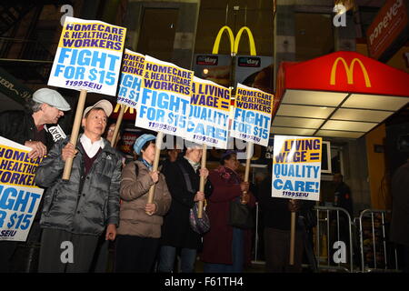 La città di New York, Stati Uniti. Decimo Nov, 2015. Casa salute militante di matrice di segni di fronte a Downtown Brooklyn McDonald's. Lotta per quindici della giornata nazionale di azione è iniziata con una passeggiata di fast food i dipendenti e un rally in downtown Brooklyn dove mayor de Blasio e altri leader ha parlato. Credito: Andy Katz/Pacific Press/Alamy Live News Foto Stock