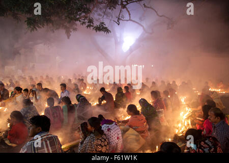 Naryanganj, Bangladesh. Decimo Nov, 2015. Devoti indù osservare il 3° giorno di Rakher Upobash a "Baba Loknath Ashrom', Barodi. Ogni anno migliaia di devoti indù si riuniscono di fronte di Shri Shri Lokenath Brahmachari Ashram tempio per il Kartik Brati o Rakher Upobash festival religioso in Barodi, vicino a Dacca in Bangladesh. Fedeli di sedersi di fronte luce delle candele ( chiamato localmente come Prodip ) e assorbire nella preghiera. Credito: Belal Hossain Rana/Pacific Press/Alamy Live News Foto Stock