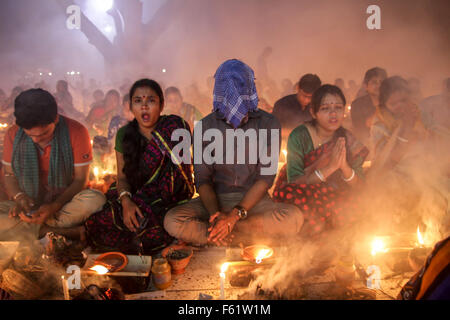 Naryanganj, Bangladesh. Decimo Nov, 2015. Devoti indù osservare il 3° giorno di Rakher Upobash a "Baba Loknath Ashrom', Barodi. Ogni anno migliaia di devoti indù si riuniscono di fronte di Shri Shri Lokenath Brahmachari Ashram tempio per il Kartik Brati o Rakher Upobash festival religioso in Barodi, vicino a Dacca in Bangladesh. Fedeli di sedersi di fronte luce delle candele ( chiamato localmente come Prodip ) e assorbire nella preghiera. Credito: Belal Hossain Rana/Pacific Press/Alamy Live News Foto Stock